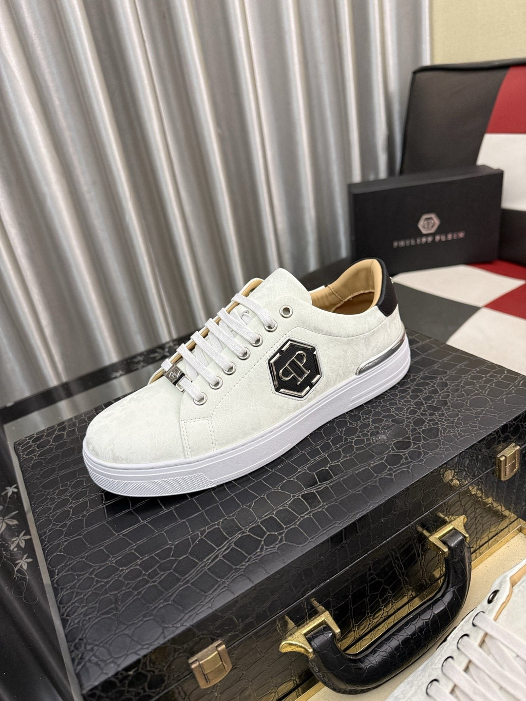 Philipp Plein Emblem Low-Top Sneakers