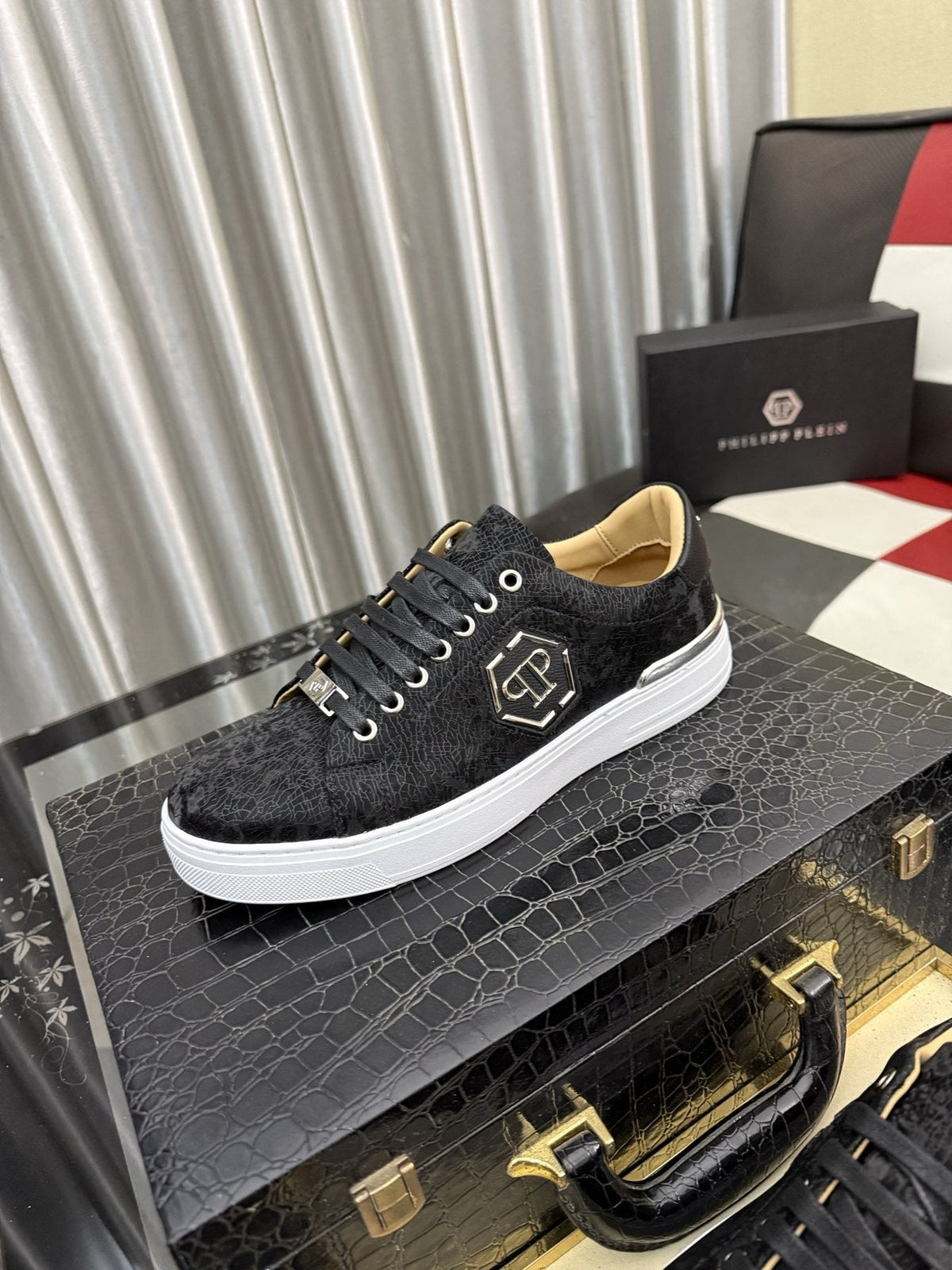 Philipp Plein Emblem Low-Top Sneakers
