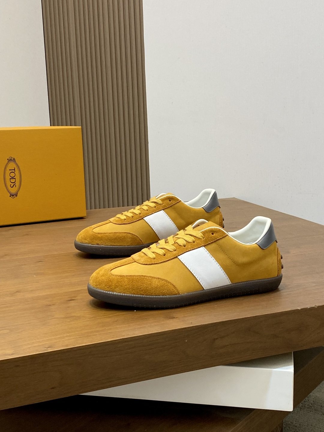 TOD'S Contrast Panel Low-Top Sneakers